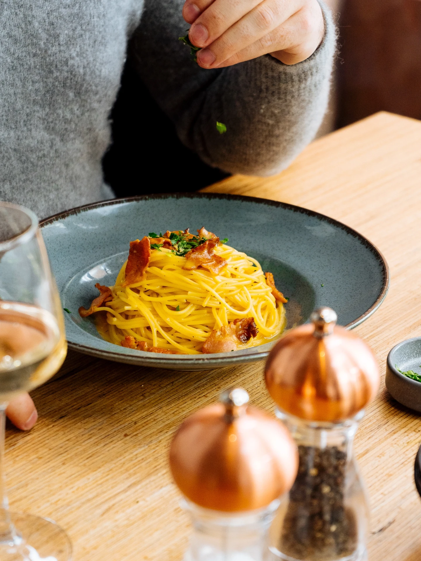 Spaghettis saupoudrés d'herbes fraîches
